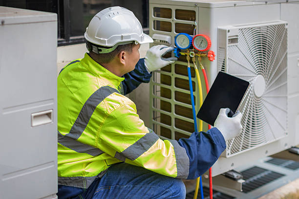 Professional Hvac technician working in Harlem, FL